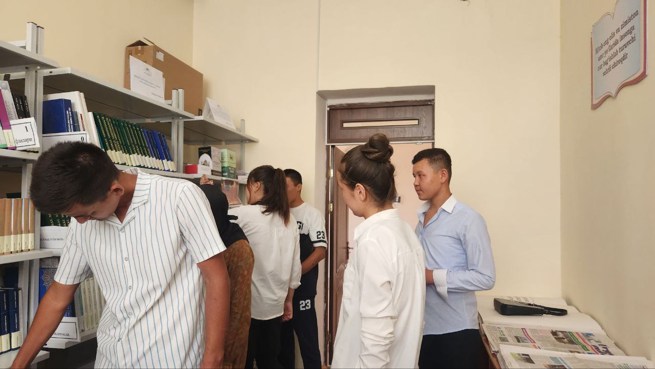 Urgut tuman axborot-kutubxona markazida tumanimizmizning Dehqonobod mahallasida  joylashgan 37-umumiy o‘rta taʼlim maktabi oʻquvchilari va ustozlari   bilan 🏤kutubxona bo‘ylab ekskursiya
