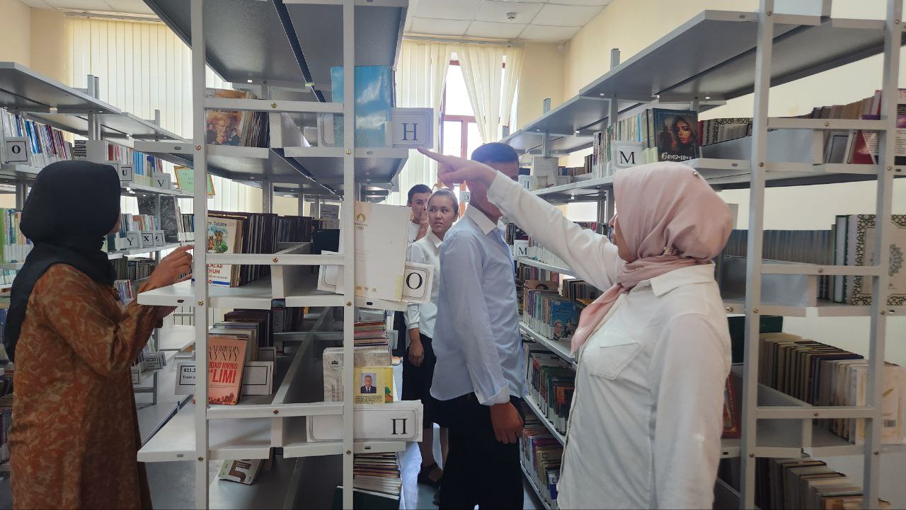 Urgut tuman axborot-kutubxona markazida tumanimizmizning Dehqonobod mahallasida  joylashgan 37-umumiy o‘rta taʼlim maktabi oʻquvchilari va ustozlari   bilan 🏤kutubxona bo‘ylab ekskursiya
