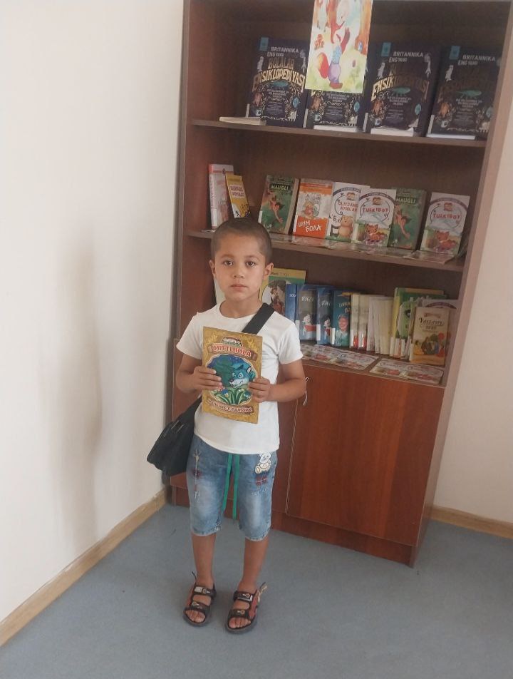 Urgut tuman axborot-kutubxona markazida tashrif buyurgan kitobxon  Abdurahmon Abdullayev  o‘zi sevib o‘qigan kitobini sovg'a qildi