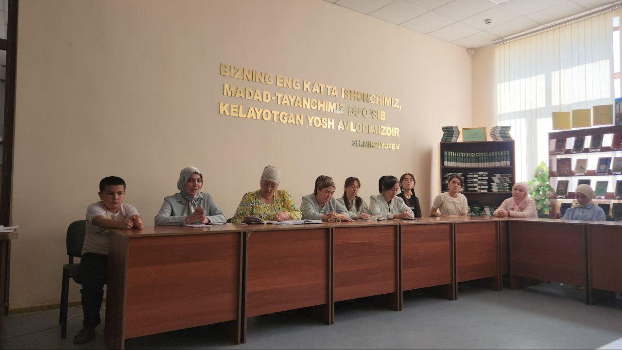 Urgut tuman axborot-kutubxona markazi xodimlari " Kitobsevarlar“ klubi a‘zolari bilan hamkorlikda Uygʻonish toʻplamidan  "Muhammad al-Buxoriy" kitobining targ‘ibotini o‘tkazdi.