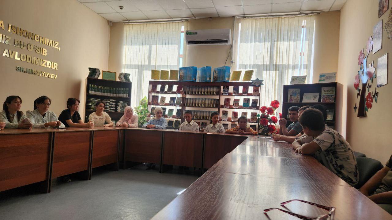 Urgut tuman axborot-kutubxona markazi xodimlari " Kitobsevarlar“ klubi a‘zolari bilan hamkorlikda Uygʻonish toʻplamidan  "Muhammad al-Buxoriy" kitobining targ‘ibotini o‘tkazdi.