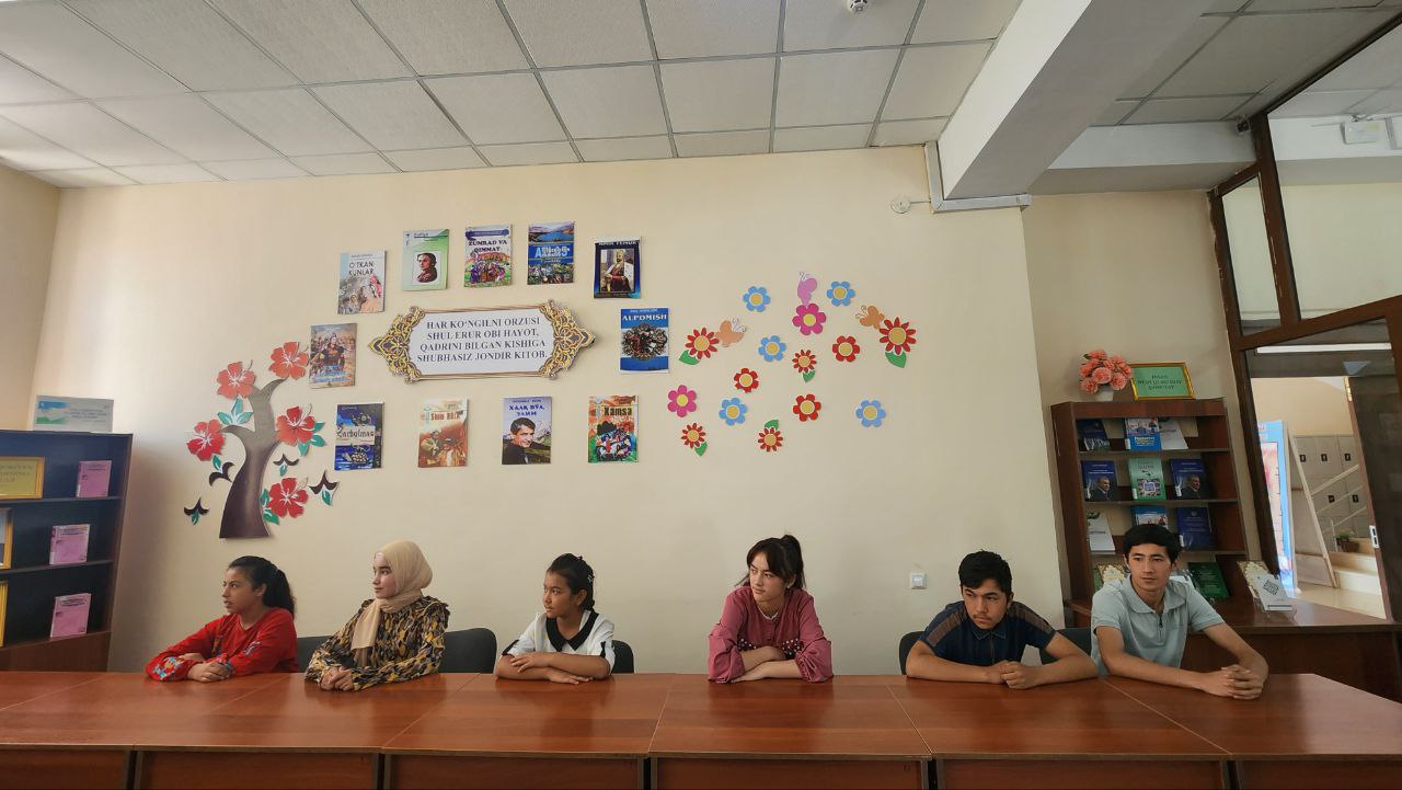 Axborot-kutubxona markazida kitobsevarlar klubi a’zolari o‘rtasida taniqli yozuvchi Maqsud Qoriyevning “Spitamen” romaniga bag‘ishlangan kitob targ‘iboti bo‘lib o‘tdi.