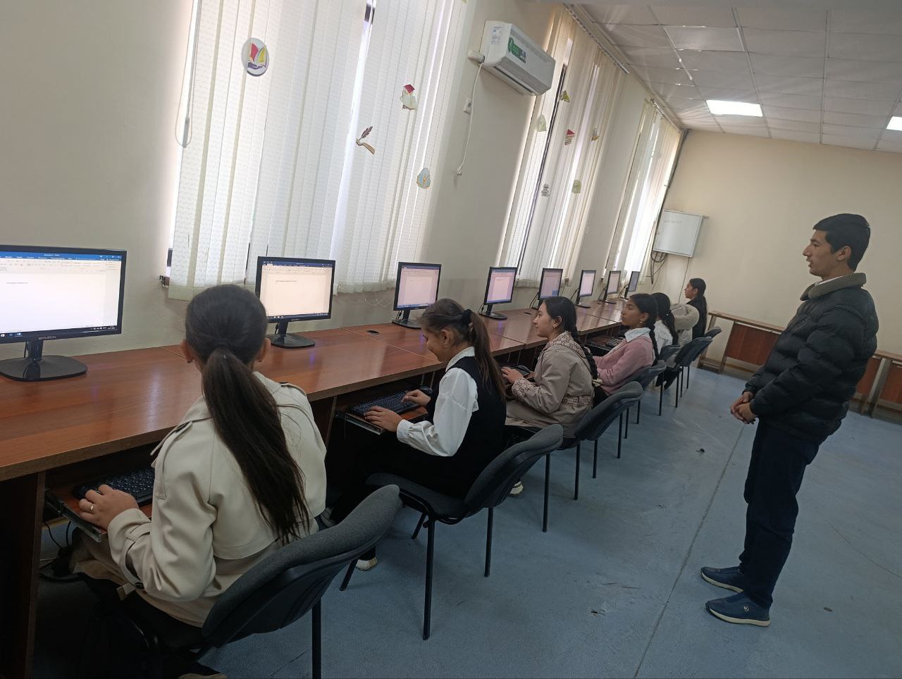 "Qiziqarli kutubxonada" nomli  kutubxona bo‘ylab ekskursiya Urgut tumanidagi 121 -  umumta‘lim maktabi o‘quvchilari  uchun tashkil qilindi.