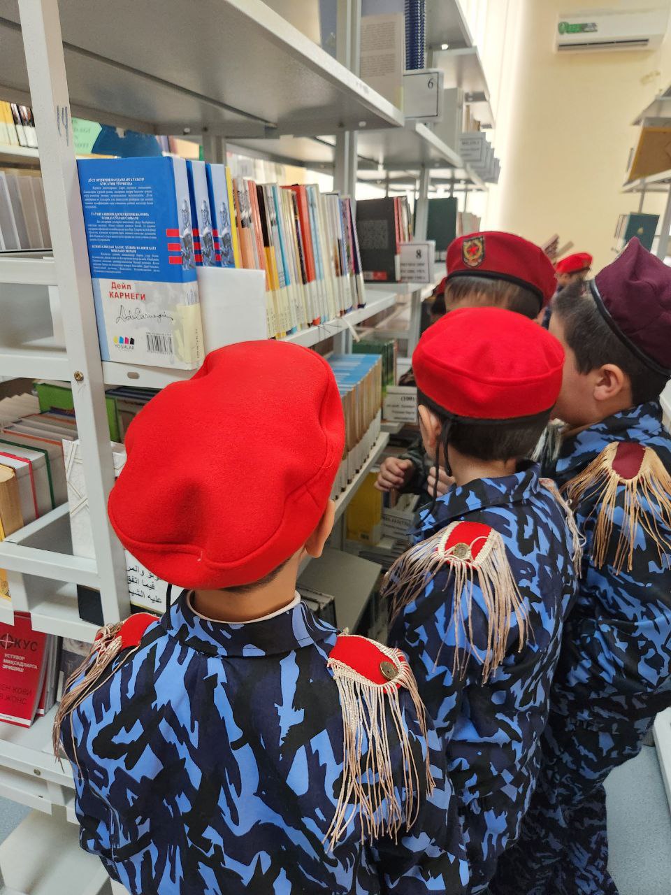 Urgut tuman axborot-kutubxona markazida tumandagi 54-umumiy oʻrta taʼlim maktabining 2-sinf  oʻquvchilari sayohatga keldilar.