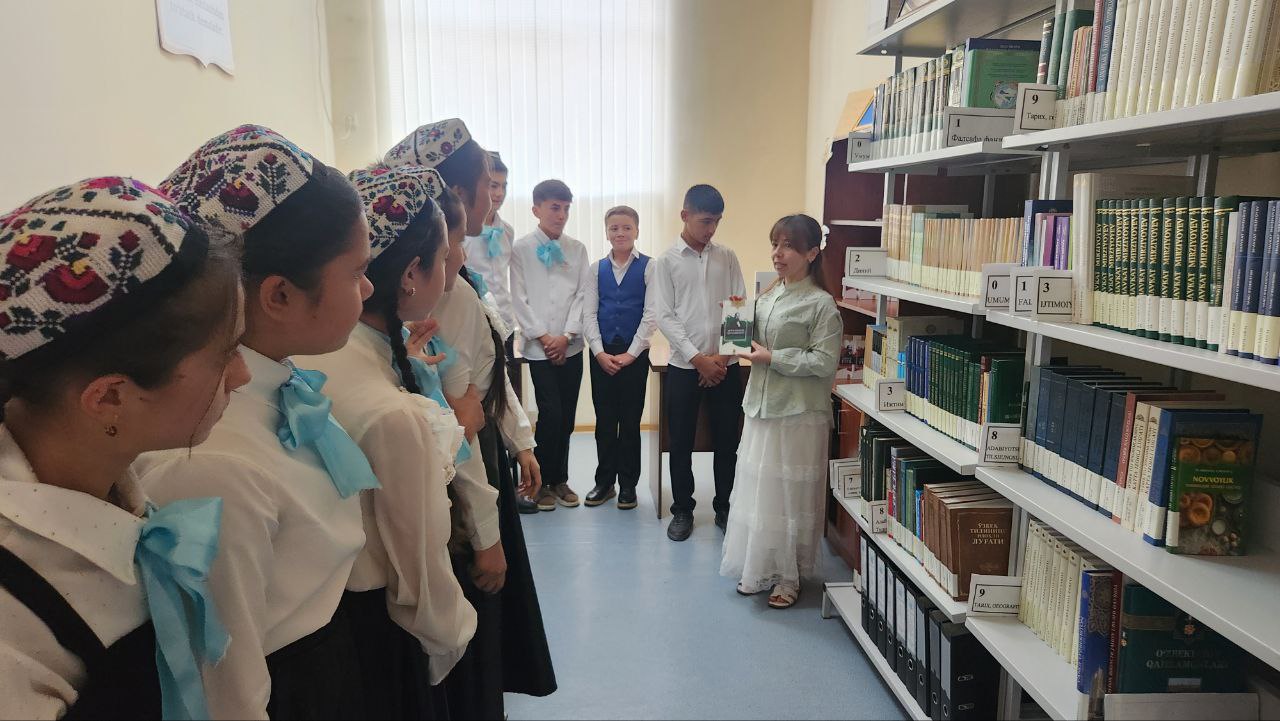 123-umumiy o‘rta ta‘lim maktabi o‘quvchilari ishtirokida  kutubxona bo‘ylab ekskursiya tashkil qilindi