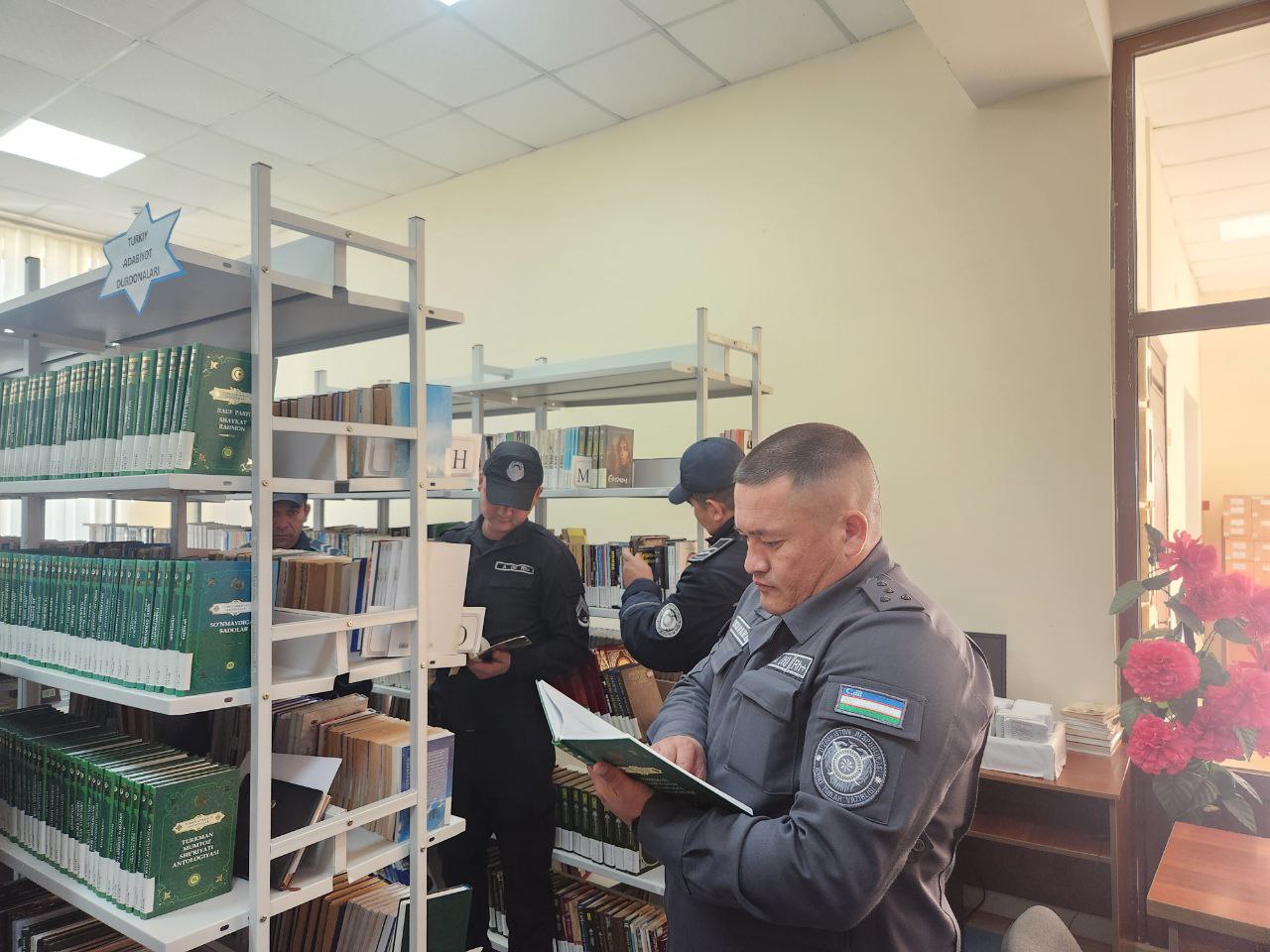 "Qiziqarli kutubxonada" nomli  kutubxona bo‘ylab ekskursiya Urgut tumanidagi  Qo‘riqlash xizmati xodimlari uchun tashkil qilindi.