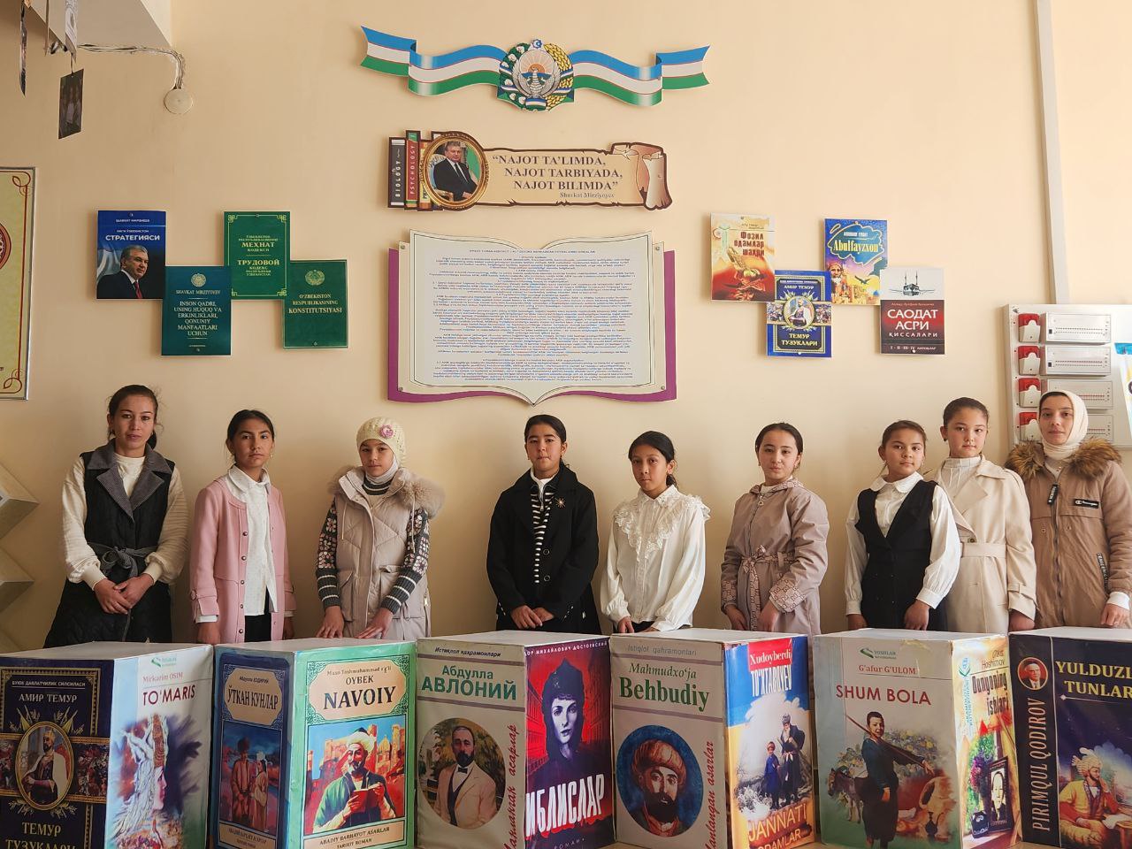 "Qiziqarli kutubxonada" nomli  kutubxona bo‘ylab ekskursiya Urgut tumanidagi 121 -  umumta‘lim maktabi