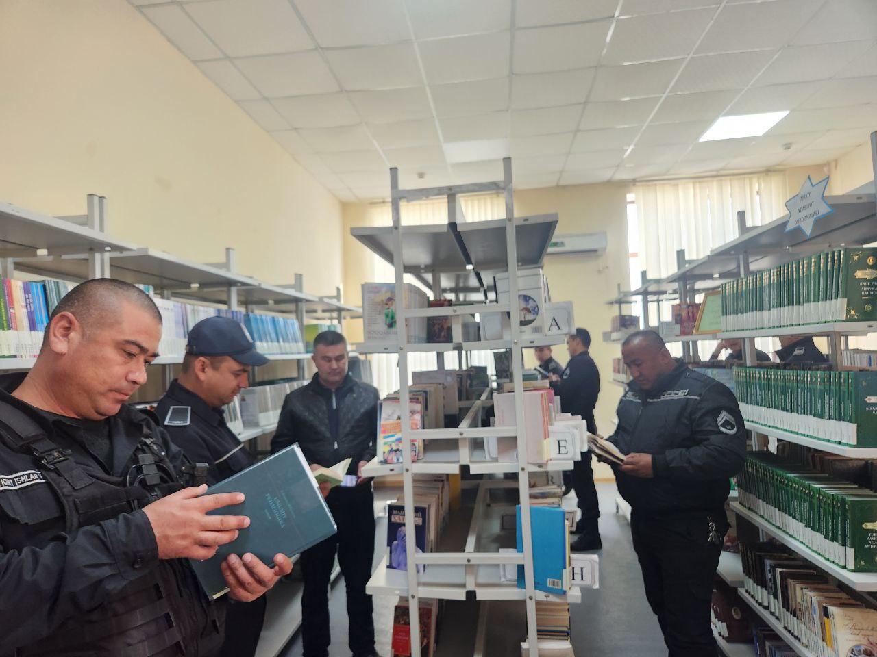 "Qiziqarli kutubxonada" nomli  kutubxona bo‘ylab ekskursiya Urgut tumanidagi  Qo‘riqlash xizmati xodimlari uchun tashkil qilindi.