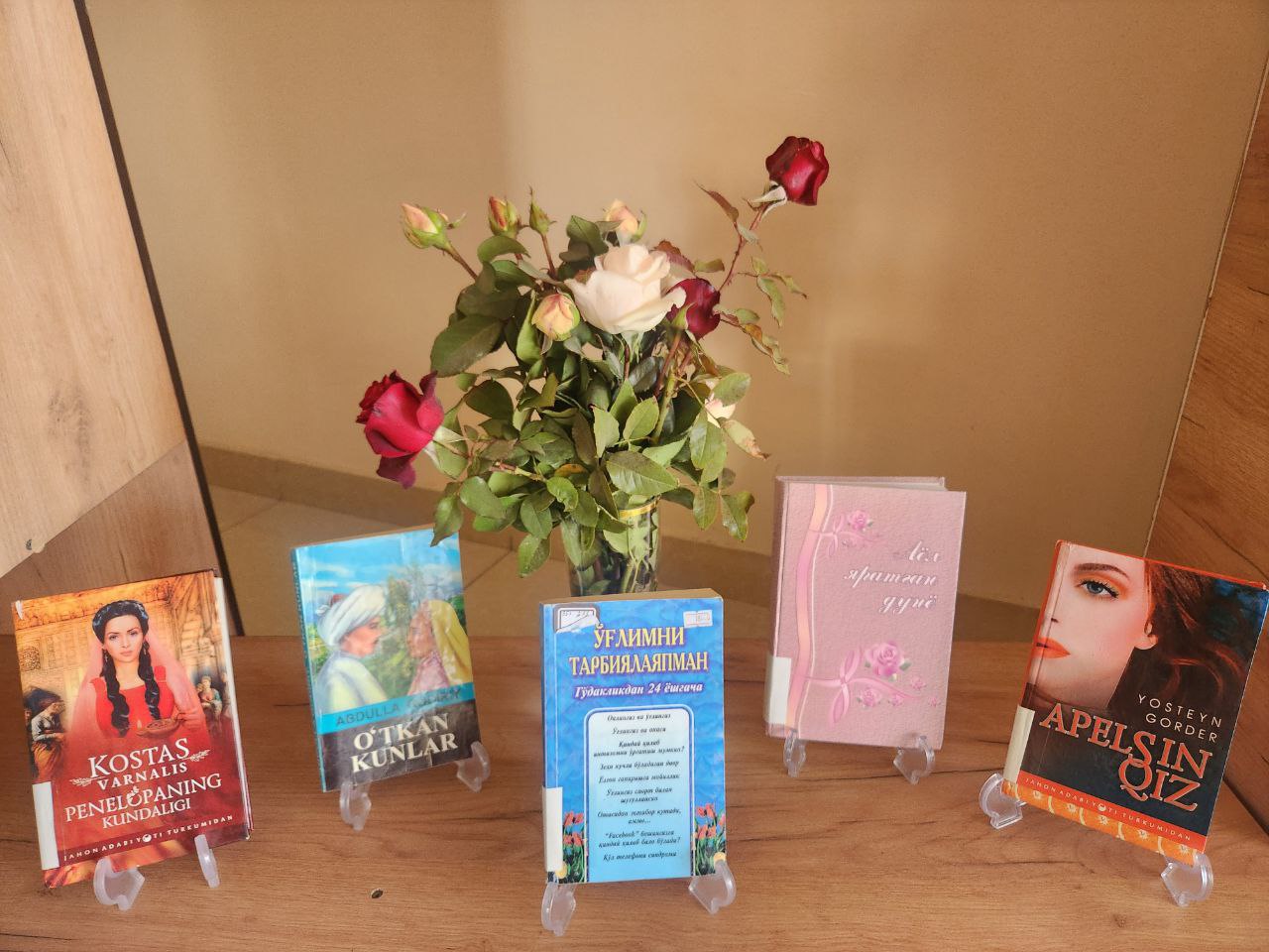 "Gender tenglik taraqqiyot kafolati" mavzusida maqolalar,kitoblar asosida ko‘rgazma tashkil etildi.