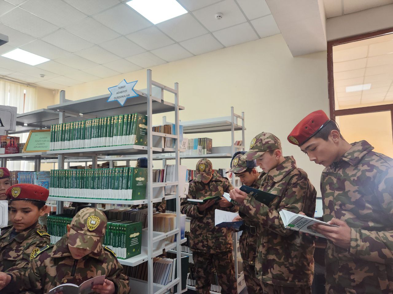 "Qiziqarli kutubxonada" nomli  kutubxona bo‘ylab ekskursiya Urgut tumanidagi  Qalqon jasorat maktabi o‘quvchilari uchun tashkil qilindi.