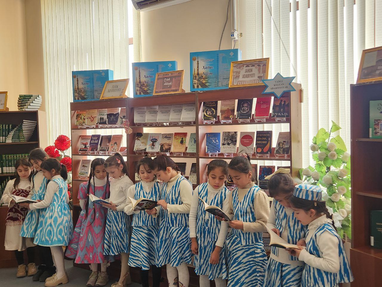 Urgut tuman axborot-kutubxona markazida tumandagi 54-umumiy oʻrta taʼlim maktabining 2-sinf  oʻquvchilari sayohatga keldilar.